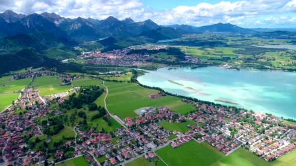 Panorama ze vzduchu Forggensee a Schwangau, Německo, Bavorsko. Letecké lety FPV dronem. — Stock video