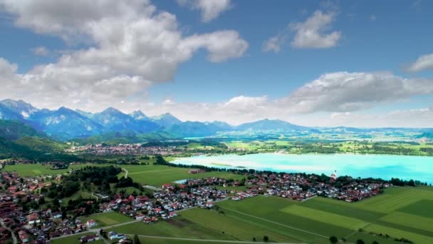 Panorama z powietrza Forggensee i Schwangau, Niemcy, Bawaria. Lotnicze loty dronów FPV. — Wideo stockowe