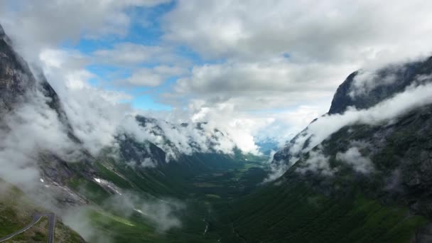 Filmagem aérea Beautiful Nature Norway. Voando sobre os lagos e fiordes. Vista da vista do pássaro-olho . — Vídeo de Stock