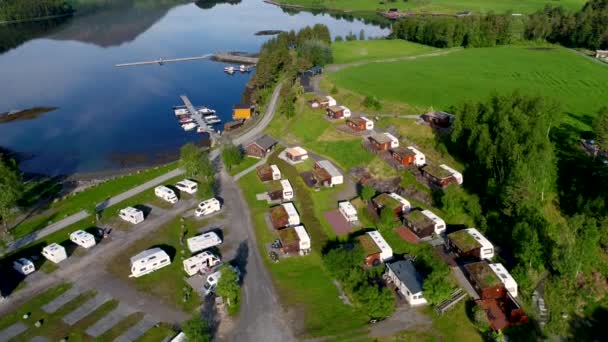 Bela natureza Noruega paisagem natural. Vista aérea do acampamento para relaxar. Viagem de férias em família, viagem de férias em motorhome RV. — Vídeo de Stock