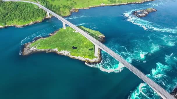 Hidromasajes de la vorágine de Saltstraumen, Nordland, Noruega vista aérea Beautiful Nature. Saltstraumen es un estrecho pequeño con una de las corrientes de marea más fuertes del mundo . — Vídeos de Stock