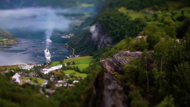 Obiektyw odchylany - Geiranger fiord, Beautiful Nature Norway. Jest to 15-kilometrowy (9,3 km) odgałęzienie od Sunnylvsfjorden, który jest gałąź od Storfjorden (Wielki fiord). — Wideo stockowe