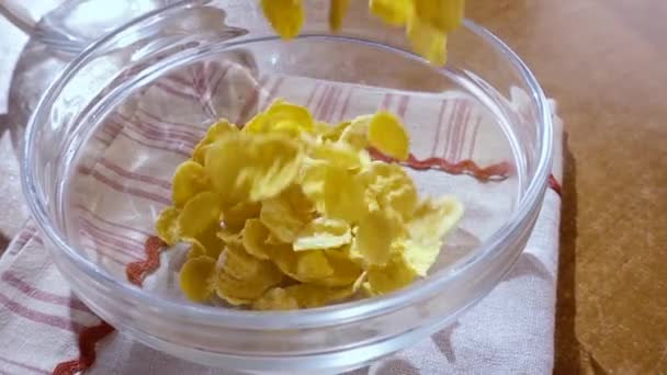 Хрусткі жовті кукурудзяні пластівці в миску на ранок смачний сніданок з молоком. Повільний рух з пострілом відстеження обертання . — стокове відео