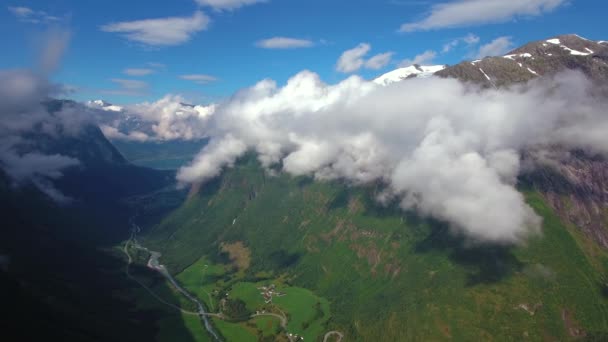 Légi felvétel Gyönyörű Természet Norvégia. Repülés a tavak és fjordok felett.Kilátás madártávlatból. — Stock videók