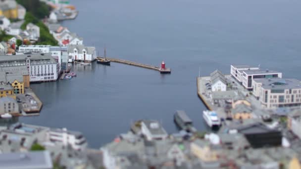 Aksla en la ciudad de Alesund lente de cambio de inclinación, Noruega — Vídeo de stock