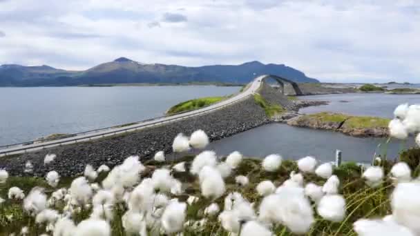 Atlantik Okyanusu Yolu veya Atlantik Yolu (Atlanterhavsveien), Norveç 'in Yüzyılın İnşaatı (Norveççe: Yüzyılın İnşaatı) olarak ödüllendirildi. Ulusal Turizm Rotası olarak sınıflandırılan yol. — Stok video