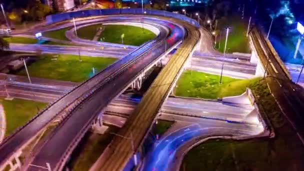 Noite Timelapse Vista aérea de uma auto-estrada trilhas de tráfego de cruzamento na noite Moscou — Vídeo de Stock