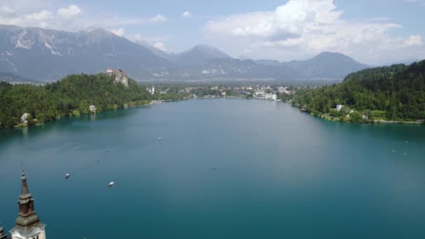 Słowenia - Ośrodek widokowy Jezioro Bled. Antenowy dron FPV. Słowenia Piękny zamek przyrody Bled. — Wideo stockowe