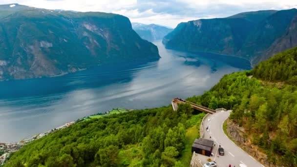 Stegastein Titta ut Vacker Natur Norge antenn utsikt. Sognefjord eller Sognefjorden, Norge Flam — Stockvideo