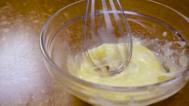 Krispig gul majs flingor i skålen för morgonen en läcker frukost med mjölk. Långsam rörelse med rotation spårning skott. — Stockvideo