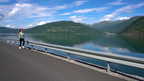 Frau joggt im Freien. Norwegischer Fjord. — Stockvideo