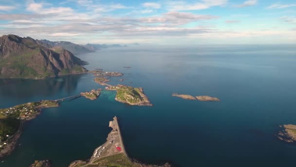 노르웨이 노르드 란트 주에 있는 파노라마 로포텐 섬들. 극적 인 산 과봉우리, 탁트인 바다, 아늑 한 만, 해변 및 훼손되지 않은 땅 이 있는 독특 한 풍경으로 잘 알려져 있다. — 비디오