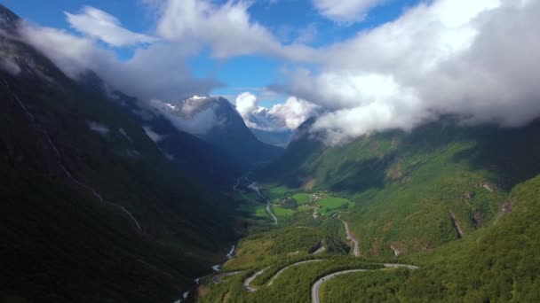 Imágenes aéreas Beautiful Nature Norway. Volando sobre los lagos y fiordos.Vista desde la vista de pájaro . — Vídeo de stock