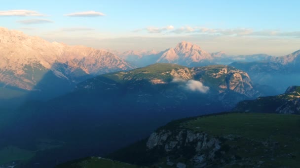 Nationaler Naturpark Drei Zinnen in den Dolomiten. Schöne Natur Italiens. FPV-Drohnenflüge aus der Luft bei Sonnenuntergang — Stockvideo