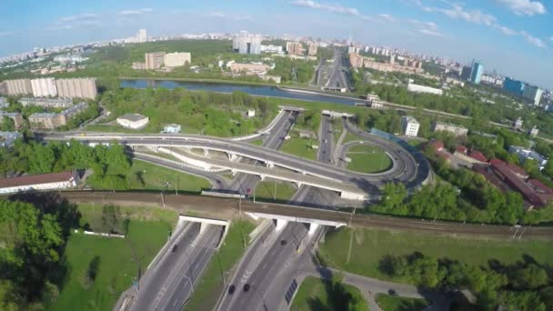 Vue aérienne d'une intersection d'autoroutes .
