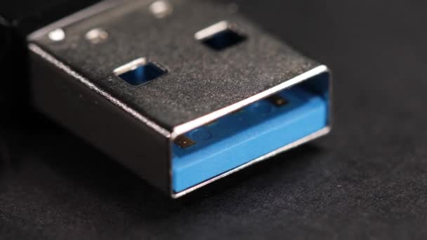 Macro primer plano de una unidad de memoria flash USB 3.0 — Vídeo de stock