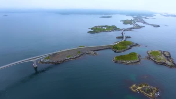 Aerial view Atlantic Ocean Road vagy az Atlantic Road (Atlanterhavsveien) elnyerte a címet, mint (Norvég Építkezés az évszázad). Nemzeti turistaútként besorolt út. — Stock videók