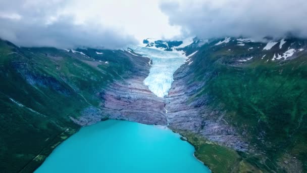 Glaciar Svartisen na Noruega Vista aérea. Svartisen é um termo coletivo para duas geleiras localizadas no norte da Noruega. A água do glaciar é recolhida e utilizada para a produção de energia hidrelétrica . — Vídeo de Stock
