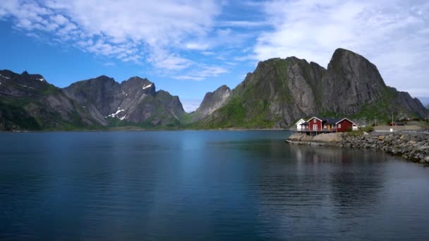 Лофотенські острови - архіпелаг в окрузі Нордланд, Норвегія. Відомий своїми мальовничими краєвидами з драматичними горами і вершинами, відкритими морем і захищеними бухтами, пляжами і недоторканими землями.. — стокове відео