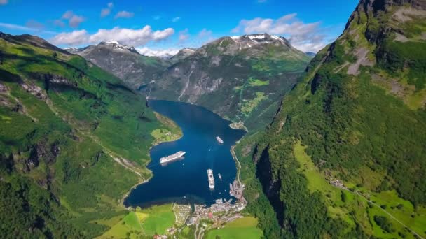 Geiranger fiordo, Bella Natura Norvegia Filmati aerei. Si tratta di un ramo lungo 15 chilometri al largo del Sunnylvsfjorden, che è un ramo al largo della Storfjorden (Great Fjord ). — Video Stock