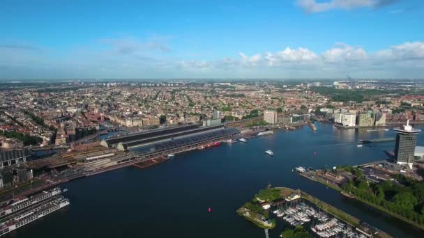 Uitzicht vanuit de stad over Amsterdam, Nederland. Uitzicht vanaf de vlucht van de vogel — Stockvideo