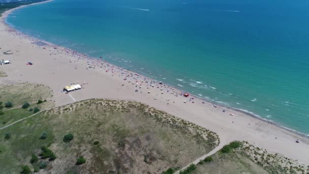 Italia, la playa del mar Adriático. Descanse en el mar cerca de Venecia. Vuelos aéreos de aviones no tripulados FPV . — Vídeo de stock