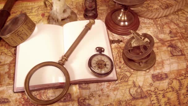 nature morte vintage sur une ancienne carte en 1565 .