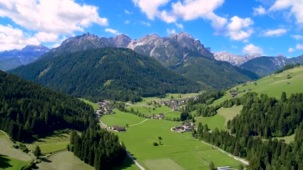 Landschappelijk uitzicht op het prachtige landschap in de Alpen, Prachtige natuur van Italië. Luchtvluchten met FPV-drone. — Stockvideo