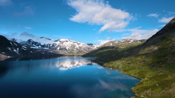 Zdjęcia lotnicze Piękna Natura Norwegia. Latanie nad jeziorami i fiordami Widok z lotu ptaka. — Wideo stockowe