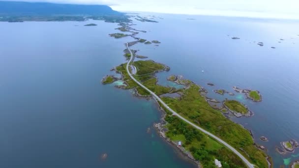 Vista aérea Atlantic Ocean Road ou Atlantic Road (Atlanterhavsveien) foi premiado com o título de (Construção Norueguesa do Século). A estrada classificada como Rota Turística Nacional . — Vídeo de Stock