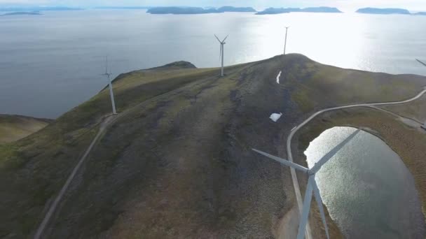 Villamos energia előállítására szolgáló szélmalmok. Arctic View Havoygavelen windmill park, Havoysund, Észak-Norvégia. — Stock videók