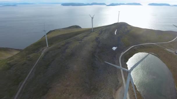Moulins à vent pour la production d'électricité. Arctic View Parc éolien de Havoygavelen, Havoysund, Norvège du Nord Images aériennes .