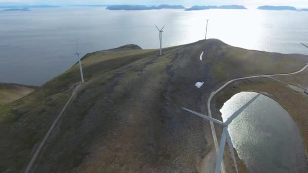 Elektrik üretimi için yel değirmenleri. Kuzey Kutup Bölgesi Havoygavelen yel değirmeni parkı, Havoysund, Kuzey Norveç Hava Görüntüleri. — Stok video