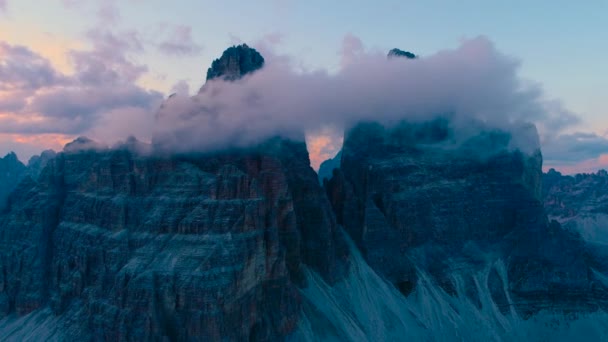 Национальный природный парк Tre Cime In the Dolomites Alps. Прекрасная природа Италии. Авиационные беспилотники FPV на закате — стоковое видео