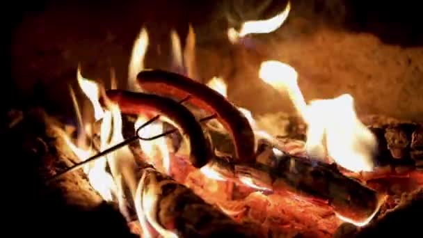 Повільний рух Смачні соковиті ковбаски, приготовані на грилі з вогнем — стокове відео
