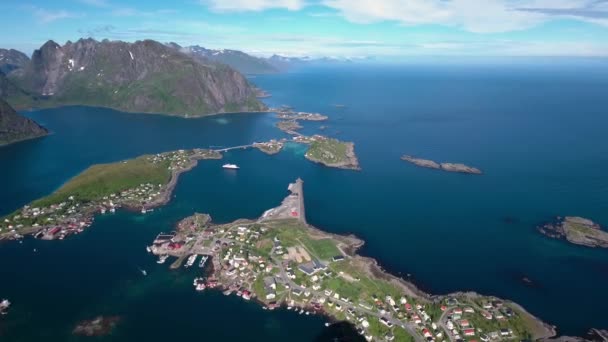 Las islas Lofoten es un archipiélago en el condado de Nordland, Noruega. Es conocido por un paisaje distintivo con espectaculares montañas y picos, mar abierto y bahías protegidas, playas y tierras vírgenes . — Vídeo de stock