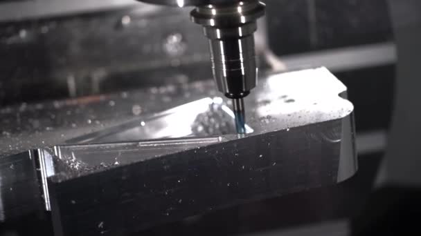 CNC-Fräsmaschine für Metallbearbeitung. Schneiden von Metall moderne Verarbeitungstechnologie. — Stockvideo