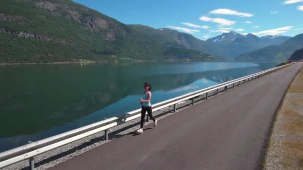 Frau joggt im Freien. Norwegischer Fjord. — Stockvideo