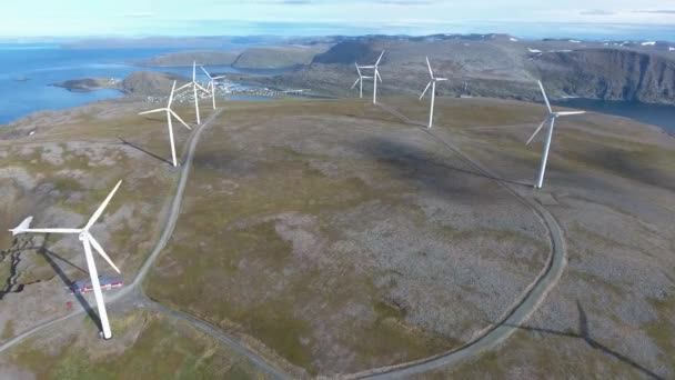 Molinos de viento para producción de energía eléctrica. Vista al Ártico Havoygavelen windmill park, Havoysund, Norte de Noruega Imágenes aéreas . — Vídeo de stock