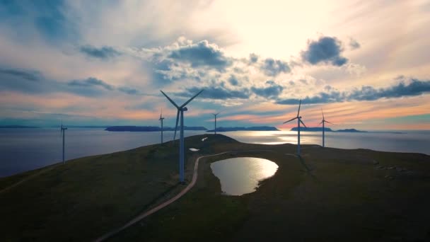 Elektrik üretimi için yel değirmenleri. Kuzey Kutup Bölgesi Havoygavelen yel değirmeni parkı, Havoysund, Kuzey Norveç Hava Görüntüleri. — Stok video