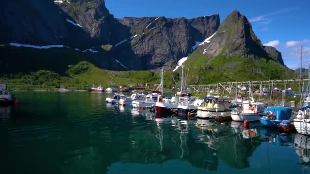 Marina barco Islas Lofoten en el condado de Nordland, Noruega. Es conocido por un paisaje distintivo con espectaculares montañas y picos, mar abierto y bahías protegidas, playas y tierras vírgenes . — Vídeo de stock