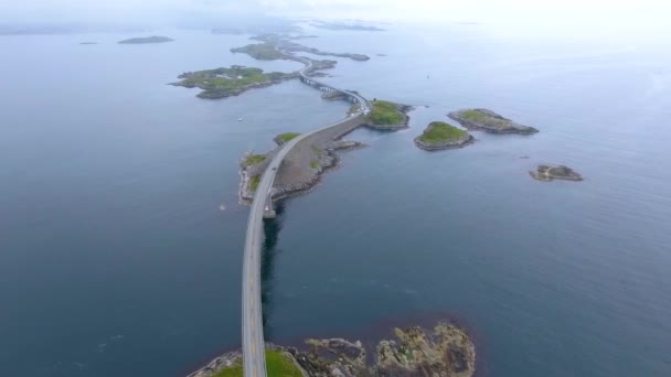 空中からの眺め大西洋道路または大西洋道路（Atlanterhasveien）は（ノルウェーの世紀の建設）という称号を与えられた。国道に分類される道. — ストック動画