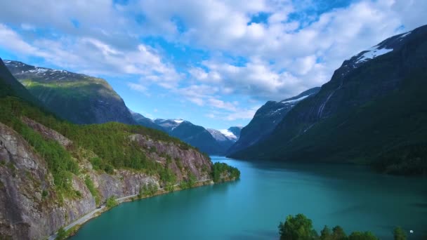 Bela natureza Noruega paisagem natural. Filmagem aérea lovatnet lago . — Vídeo de Stock