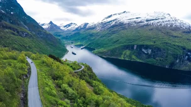 Légi felvétel Geiranger fjord, Norvégia. Ez egy 15 km-es (9,3 mi) hosszú ág a Sunnylvsfjorden, amely egy ága a Storfjorden (Nagy Fjord). — Stock videók