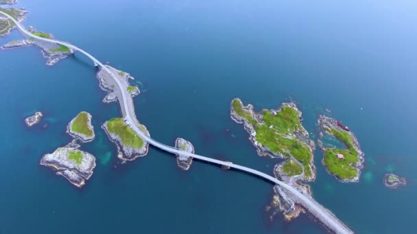 Vista aérea Atlantic Ocean Road ou Atlantic Road (Atlanterhavsveien) foi premiado com o título de (Construção Norueguesa do Século). A estrada classificada como Rota Turística Nacional . — Vídeo de Stock