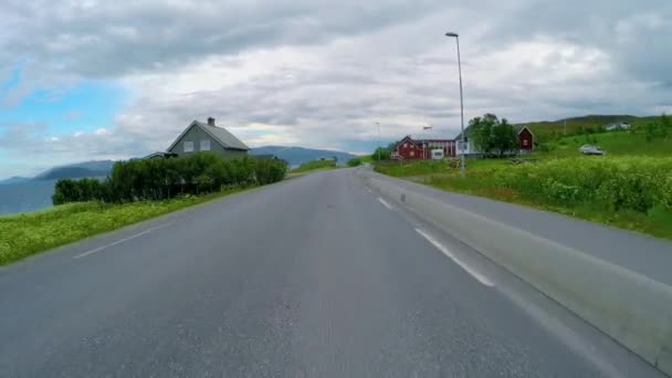 Управление автомобилем на дороге в Норвегии — стоковое видео