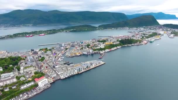 Aksla in de stad Alesund, Noorwegen Luchtopname — Stockvideo