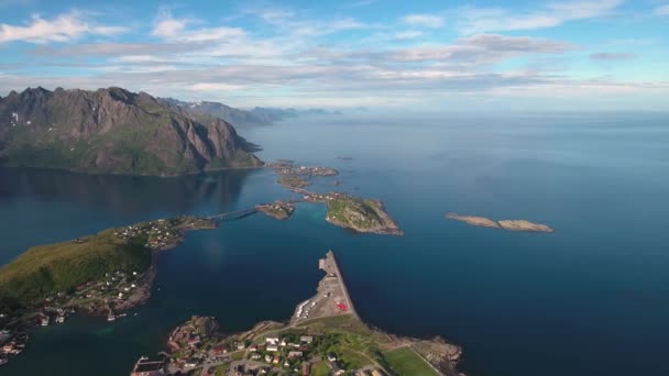 Lofotenské ostrovy jsou souostrovím v hrabství Nordland v Norsku. Je známý pro jedinečnou scenérii s dramatickými horami a štíty, otevřeným mořem a chráněnými zátokami, plážemi a nedotčenými zeměmi. — Stock video