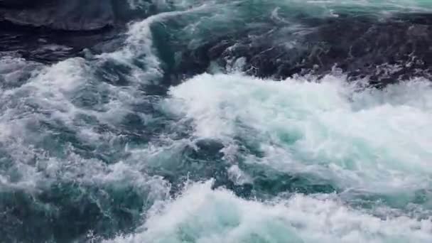 Agua del río de montaña con cámara lenta en primer plano. Noruega hermosa naturaleza . — Vídeos de Stock