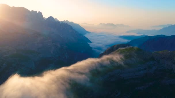 Εθνικό Πάρκο της Φύσης Tre Cime Στις Dolomites Άλπεις. Όμορφη φύση της Ιταλίας. Πτήσεις μη επανδρωμένων αεροσκαφών με κεραία κατά τη δύση — Αρχείο Βίντεο